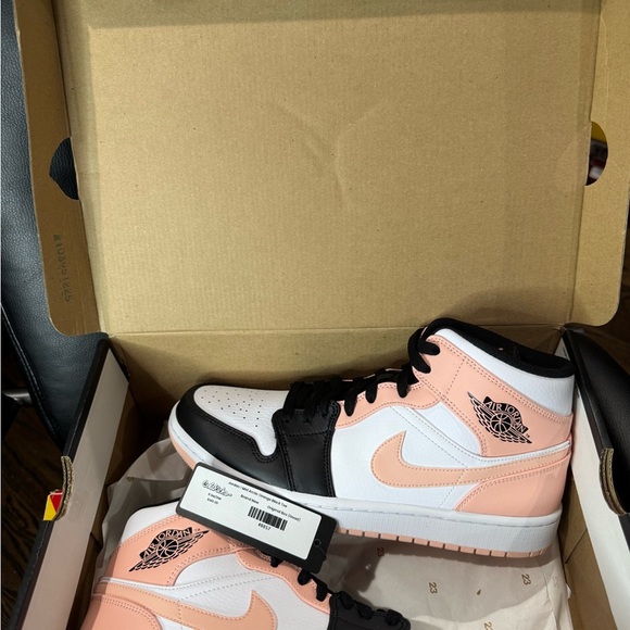 Jordan 1 Arctic Orange and Black Size 9.5M/11W - Picture 3 of 3